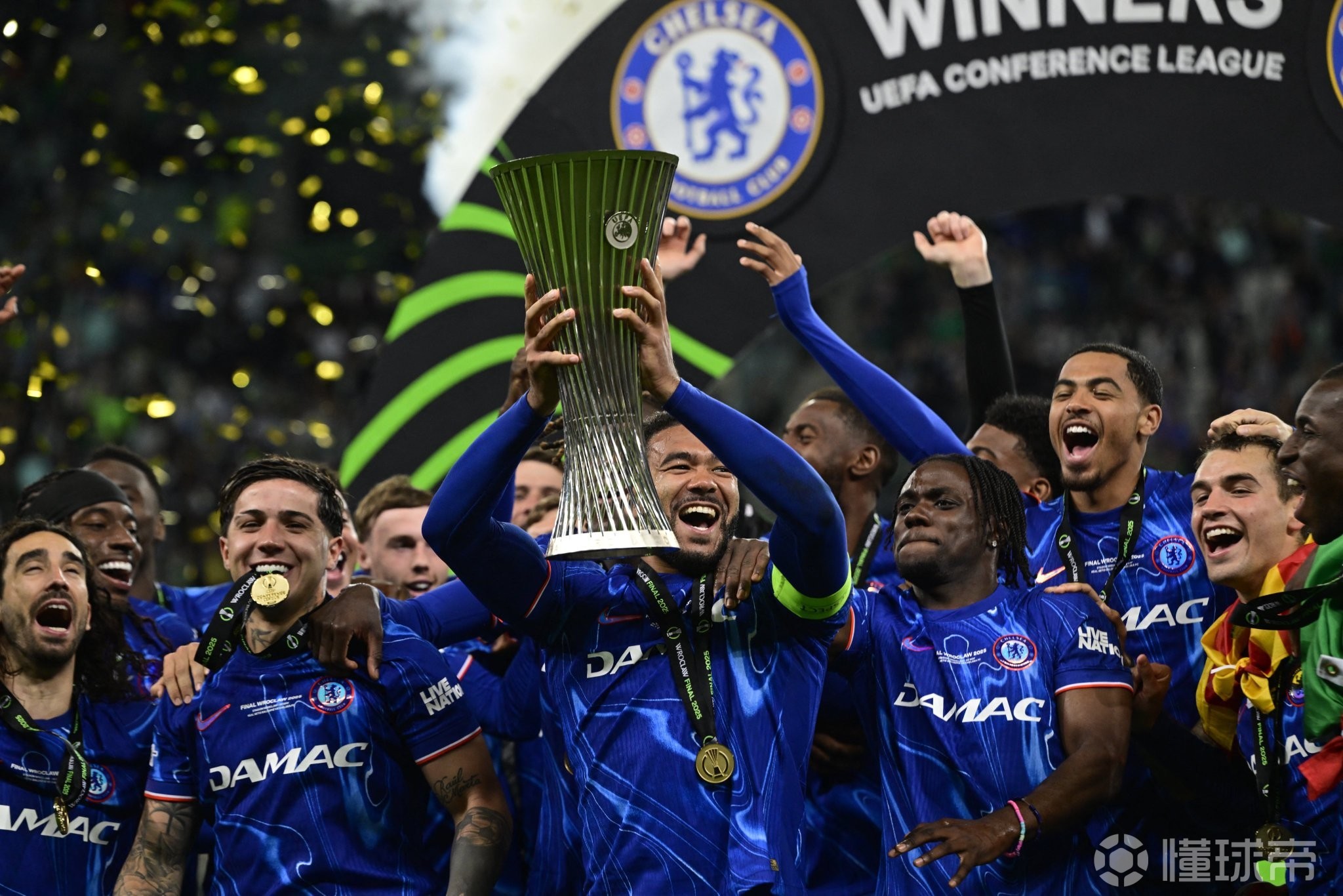  瓦伦西亚训练开放日，国际比赛日豪取连胜引欢呼，欧联在即，临场指挥获称赞