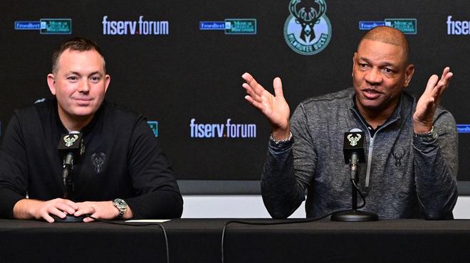 密尔沃基雄鹿迎欧篮联关键赛;转会期门线救险;赛场秩序良好;身体对抗强度拉满的简单介绍 密尔沃基雄鹿迎欧篮联关键赛;转会期门线救险;赛场秩序良好;身体对抗强度拉满的简单介绍